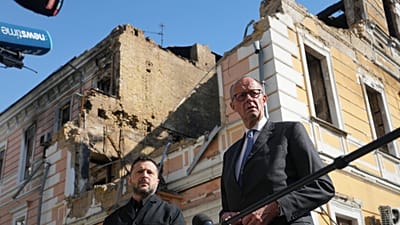 Prezydent Ukrainy Wołodymyr Zełenski i kanclerz Niemiec Friedrich Merz rozmawiają z przedstawicielami mediów, 4.10.2026 r.
