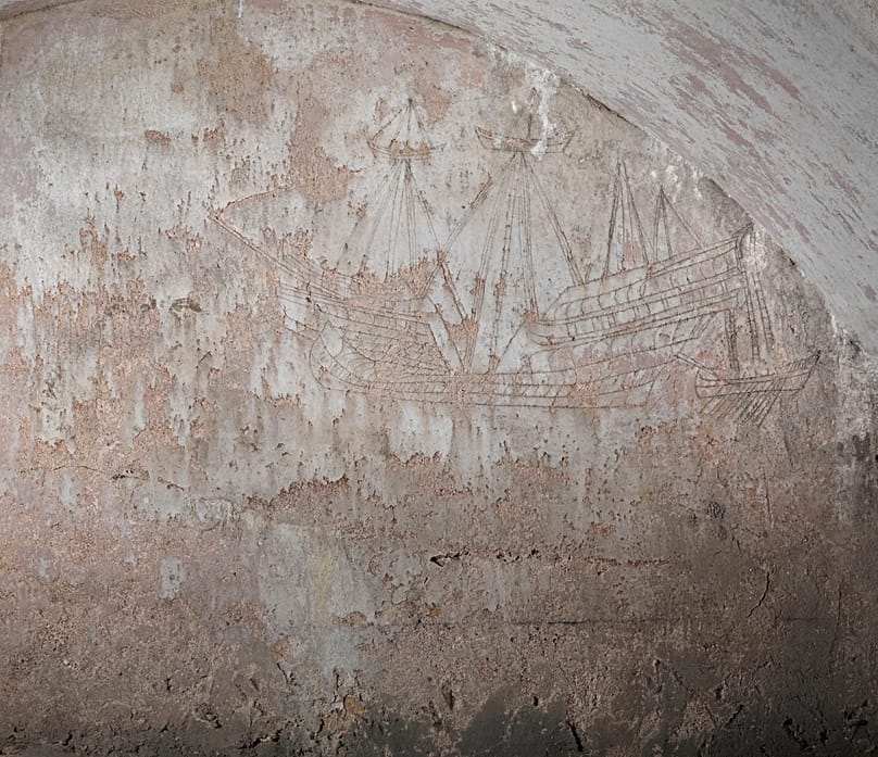 Sarnıcın duvarında yer alan grafitilerden biri