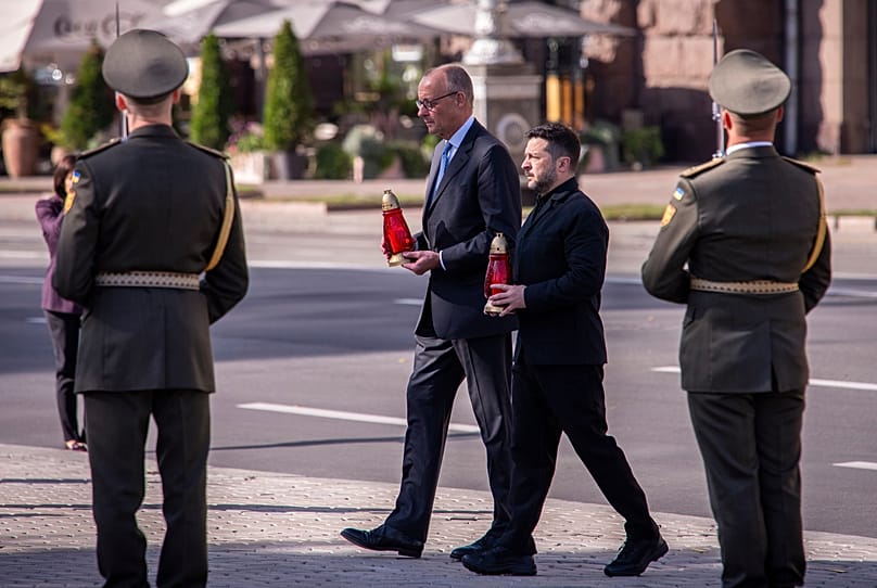 Volodimir Zelenszkij ukrán elnök és Friedrich Merz német kancellár mécsesekkel