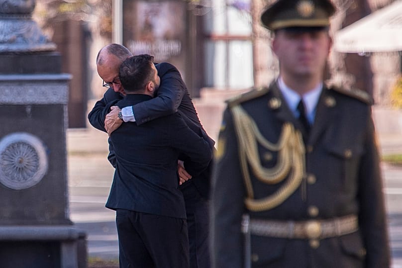 Der ukrainische Präsident Wolodymyr Selenskyj trifft Bundeskanzler Friedrich Merz vor einer Gedenkfeier am Denkmal für gefallene ukrainische Soldaten.