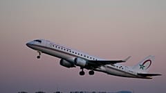 طائرة إمبراير E190 تابعة للخطوط الملكية المغربية تقلع من مطار لشبونة،
