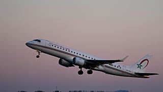 طائرة إمبراير E190 تابعة للخطوط الملكية المغربية تقلع من مطار لشبونة،