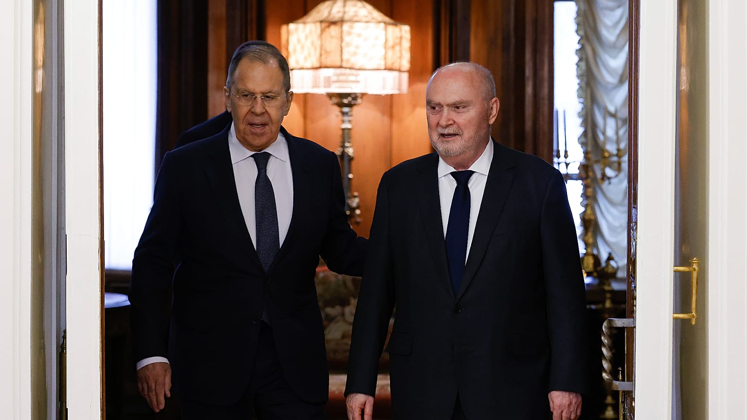 AGİT Genel Sekreteri Feridun Sinirlioğlu (sağda) ve Rusya Dışişleri Bakanı Sergey Lavrov, Rusya'nın başkenti Moskova'daki görüşmeler sırasında salona giriyor, 11 Mart 2025.
