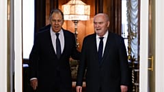 AGİT Genel Sekreteri Feridun Sinirlioğlu (sağda) ve Rusya Dışişleri Bakanı Sergey Lavrov, Rusya'nın başkenti Moskova'daki görüşmeler sırasında salona giriyor, 11 Mart 2025.