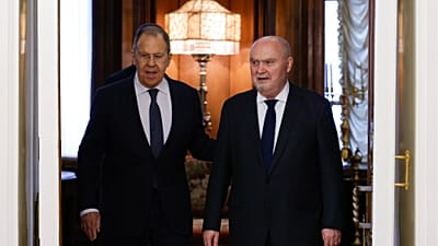 AGİT Genel Sekreteri Feridun Sinirlioğlu (sağda) ve Rusya Dışişleri Bakanı Sergey Lavrov, Rusya'nın başkenti Moskova'daki görüşmeler sırasında salona giriyor, 11 Mart 2025.