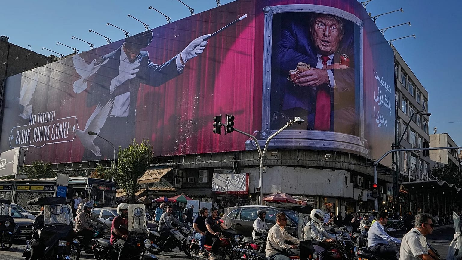 İran'ın başkenti Tahran'ın merkezinde ikram konteyneri içinde ABD Başkanı Trump'ın tasvir edildiği bir reklam panosu görülüyor, 29 Ağustos 2026.