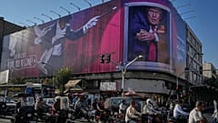 İran'ın başkenti Tahran'ın merkezinde ikram konteyneri içinde ABD Başkanı Trump'ın tasvir edildiği bir reklam panosu görülüyor, 29 Ağustos 2026.