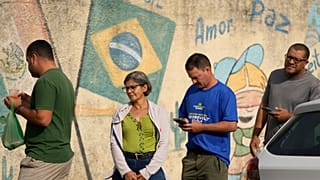 Os eleitores fazem fila numa secção de voto durante as eleições gerais em Brasília, Brasília, no domingo, 4 de outubro de 2026. 