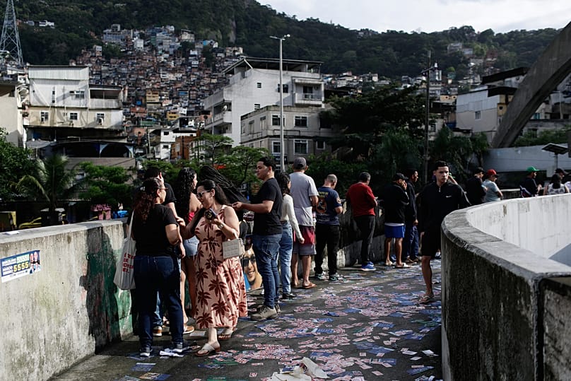 Os eleitores fazem fila numa secção de voto durante as eleições gerais no Rio de Janeiro, no domingo, 4 de outubro de 2026.