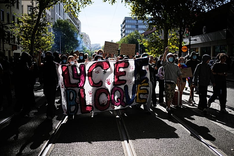 Des élèves brandissent une banderole "Lycée bloqué" lors d'une manifestation contre le manque de moyens, à Lyon, vendredi 2 octobre 2026.
