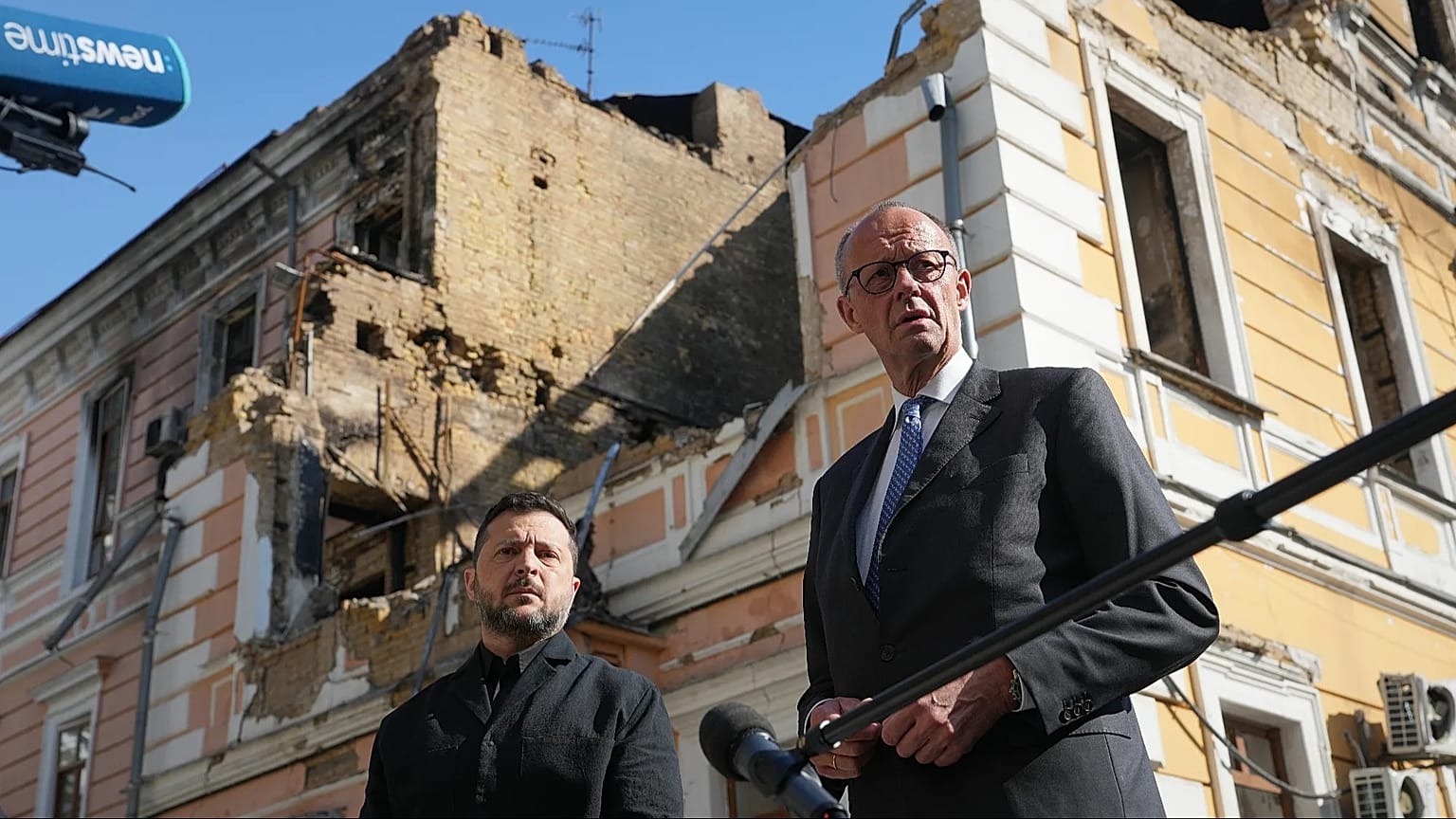 Il presidente ucraino Volodymyr Zelensky (al centro) e il cancelliere tedesco Friedrich Merz parlano davanti ai rappresentanti dei media.