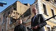 Il presidente ucraino Volodymyr Zelensky (al centro) e il cancelliere tedesco Friedrich Merz parlano davanti ai rappresentanti dei media.