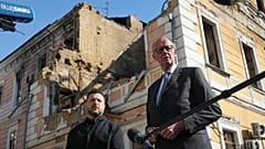 Il presidente ucraino Volodymyr Zelensky (al centro) e il cancelliere tedesco Friedrich Merz parlano davanti ai rappresentanti dei media.