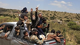  يمنيون يحتفلون بمرور موكب يقل أسرى حوثيين أُفرج عنهم في المخا في طريقهم إلى صنعاء، 12 سبتمبر/أيلول 2026.