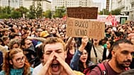 Personas se manifiestan para exigir leyes más estrictas que protejan a los inquilinos en Madrid, España, el sábado 3 de octubre de 2026. 