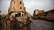 جنود عراقيون خلال عمليات تفتيش عقب اشتباك مسلح في حي الفضل ببغداد، 29 مارس/آذار 2009.