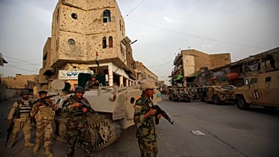 جنود عراقيون خلال عمليات تفتيش عقب اشتباك مسلح في حي الفضل ببغداد، 29 مارس/آذار 2009.