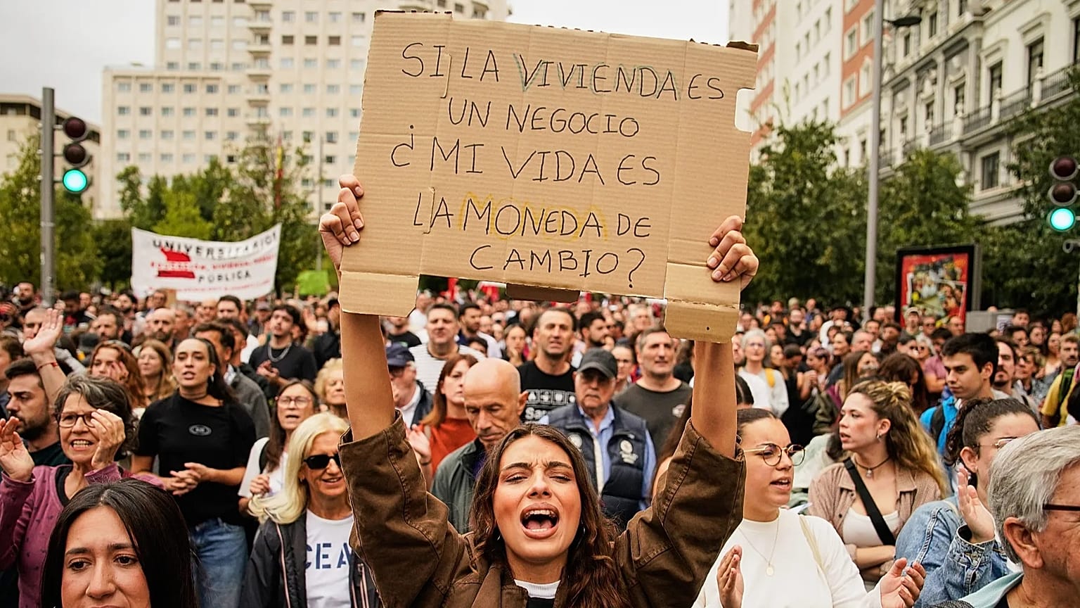 Personas se manifiestan para exigir leyes más estrictas que protejan a los inquilinos en Madrid, España, el sábado 3 de octubre de 2026. 