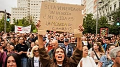 Personas se manifiestan para exigir leyes más estrictas que protejan a los inquilinos en Madrid, España, el sábado 3 de octubre de 2026. 