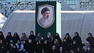 يجلس متطوعون أسفل صورة للمرشد الأعلى الإيراني آية الله مجتبى خامنئي أثناء حضورهم دورة تدريبية عسكرية في معسكر أقيم في ساحة الإمام الحسين بطهران، يوم الأحد، 4 أكتوبر 2026. 