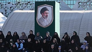 يجلس متطوعون أسفل صورة للمرشد الأعلى الإيراني آية الله مجتبى خامنئي أثناء حضورهم دورة تدريبية عسكرية في معسكر أقيم في ساحة الإمام الحسين بطهران، يوم الأحد، 4 أكتوبر 2026. 