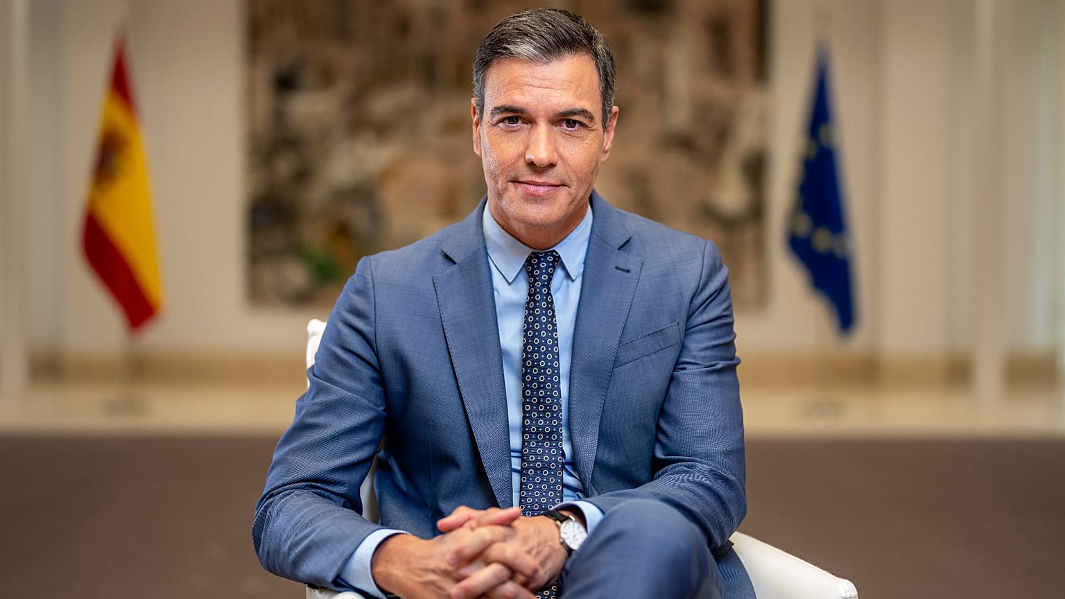 ARCHIVO - El presidente del Gobierno español, Pedro Sánchez, posa para una fotografía tras una entrevista con The Associated Press en el Palacio de la Moncloa.