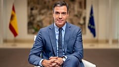 ARCHIVO - El presidente del Gobierno español, Pedro Sánchez, posa para una fotografía tras una entrevista con The Associated Press en el Palacio de la Moncloa.