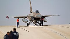 طائرة مقاتلة إسرائيلية من طراز "إف-16" في قاعدة عوفدا الجوية قرب إيلات، جنوبي إسرائيل، في 25 نوفمبر/تشرين الثاني 2013. 