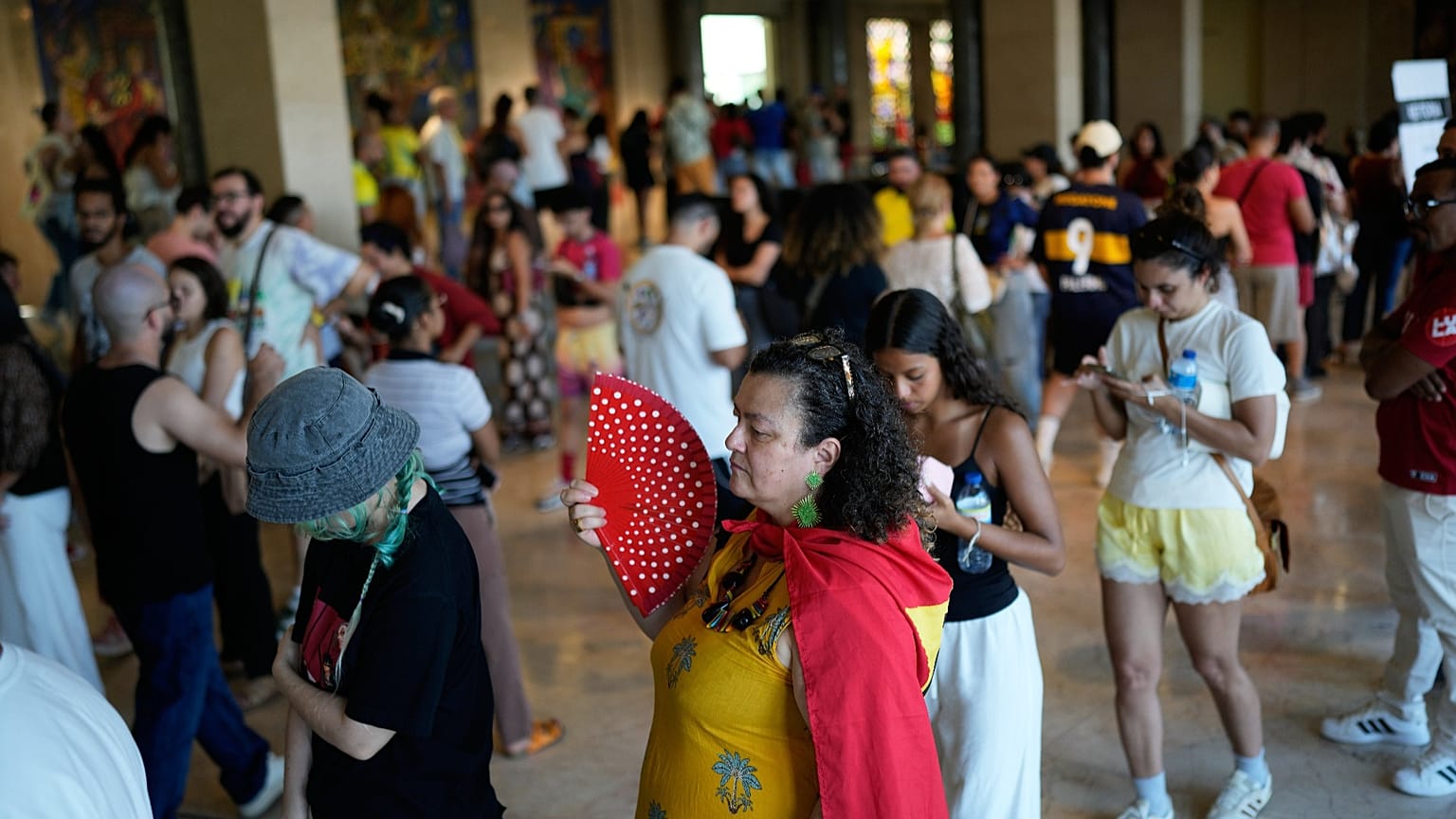 Os brasileiros que vivem em Portugal fazem fila na Universidade de Lisboa para votar nas eleições presidenciais do Brasil, em Lisboa, domingo, 4 de outubro de 2026.