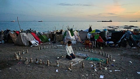 Egy migráns imádkozik reggel az El Trampolín strandon, a spanyol Ceuta enklávéban, 2026. október 1-én, csütörtökön.