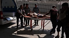ARŞİV - Gazze Şeridi'nin güneyindeki Han Yunus'ta, İsrail saldırısının ardından bir yaralı hastaneye kaldırılıyor, 11 Eylül 2026.