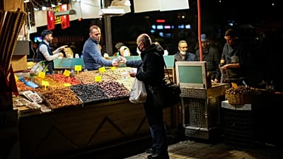 ARŞİV - İstanbul'daki Mısır Çarşısı'nda bir müşteri, aldığı yiyeceklerin parasını ödüyor, 18 Kasım 2021.