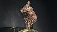 Der Meteorit "Issigau" auf einen metallenen Ring montiert