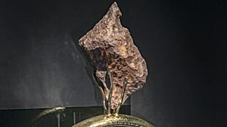 Der Meteorit "Issigau" auf einen metallenen Ring montiert