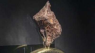 Der Meteorit "Issigau" auf einen metallenen Ring montiert