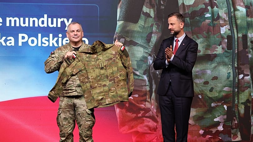 Szef Sztabu Generalnego Wojska Polskiego gen. Wiesław Kukuła i wicepremier oraz minister obrony narodowej Władysław Kosiniak-Kamysz podczas prezentacji nowego munduru. 
