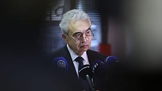 Fatih Birol, a Nemzetközi Energiaügynökség ügyvezető igazgatója sajtótájékoztatón beszél a globális energiapiacok legutóbbi fejleményeiről Brüsszelben, 2026 márciusában.