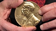 ARCHIVES - Gros plan sur une médaille du prix Nobel aux National Institutes of Health (NIH), à Bethesda, Maryland, le 8 décembre 2020.