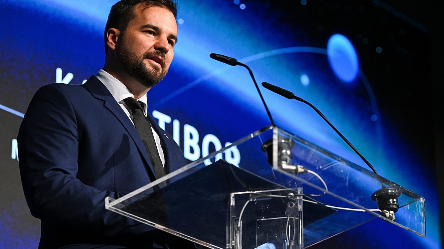 Kapu Tibor kutatóűrhajós beszédet mond a HUNOR-program jubileumi, Kapu Tibor felbocsátásának első évfordulója alkalmából rendezett ünnepségén 