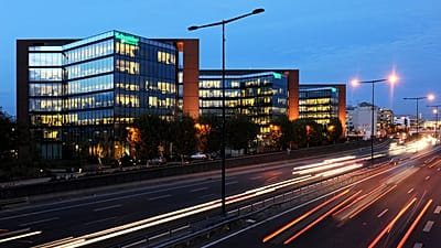 Archives - le siège de Schneider Electric, Le Hive, à Rueil-Malmaison, près de Paris, photographié en novembre 2009.