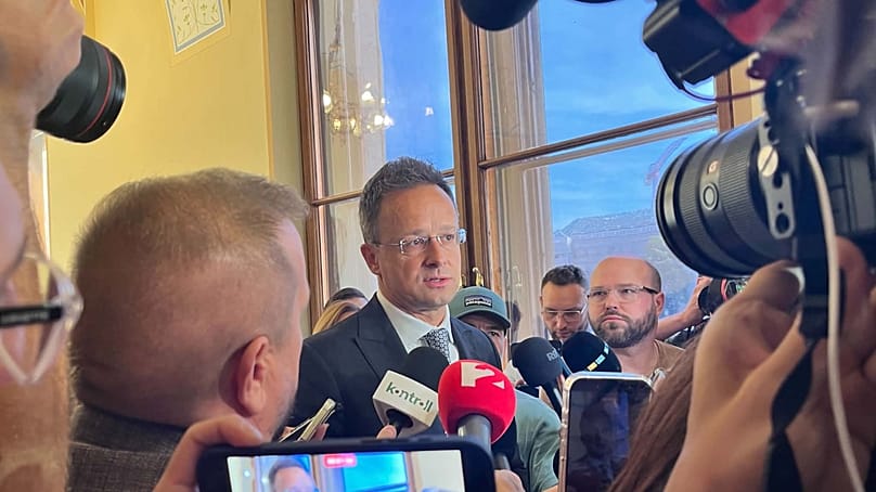 Szíjjártó a meghallgatás előtt