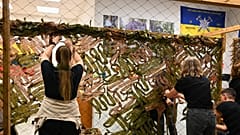 Εθελοντές πλέκουν δίχτυα παραλλαγής για την Ουκρανία στο εμπορικό κέντρο CUP στο Βίλνιους