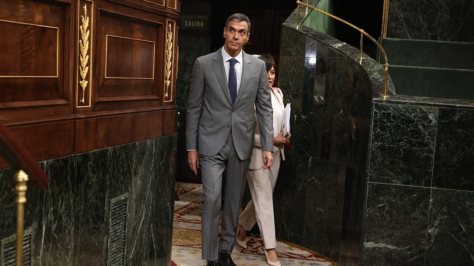 El presidente del Gobierno español, Pedro Sánchez, llega al Congreso en Madrid, el viernes 2 de octubre de 2026, con la ministra de Vivienda.