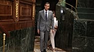 El presidente del Gobierno español, Pedro Sánchez, llega al Congreso en Madrid, el viernes 2 de octubre de 2026, con la ministra de Vivienda.