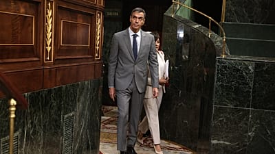 Il presidente del governo spagnolo, Pedro Sánchez, arriva al Congresso a Madrid venerdì 2 ottobre 2026 insieme alla ministra dell'Edilizia.