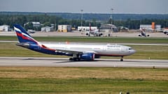 АРХИВ — Самолет «Аэрофлот» модели Airbus A330 выруливает в аэропорту «Шереметьево» в Москве в понедельник, 24 июня 2013 года. 