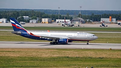 АРХИВ — Самолет «Аэрофлот» модели Airbus A330 выруливает в аэропорту «Шереметьево» в Москве в понедельник, 24 июня 2013 года. 