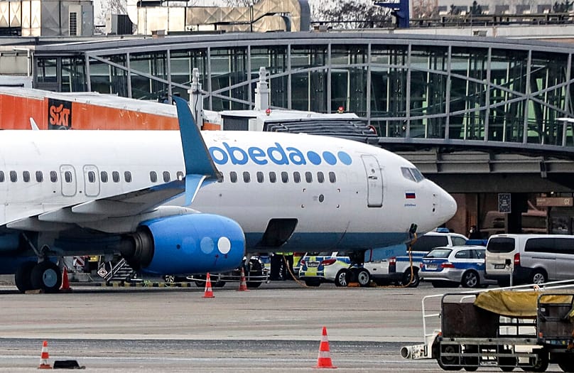 Пассажирский самолет российской авиакомпании «Победа» ожидает вылета в Москву в аэропорту Берлин-Бранденбург (BER) в Шёнефельде, недалеко от Берлина, Германия, 17 января 2021 