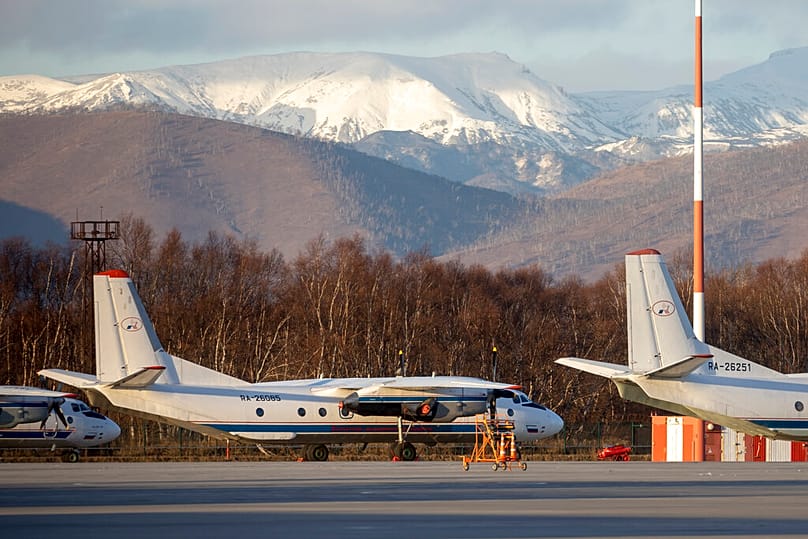 Самолет «Антонов Ан-26»  на стоянке в аэропорту Елизово недалеко от Петропавловска-Камчатского (Россия) во вторник, 17 ноября 2020 года.