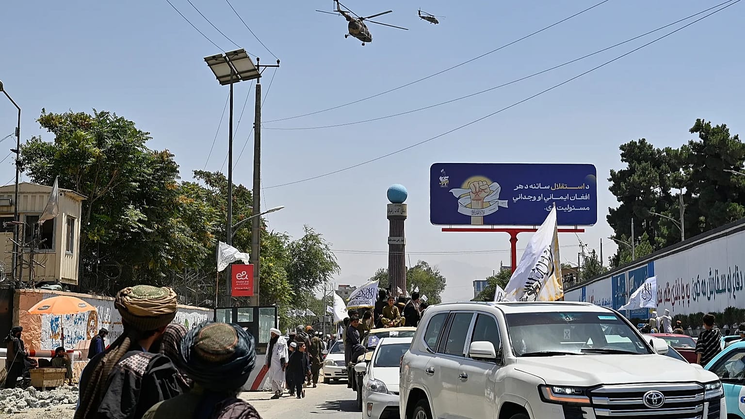 صورة تعبيرية- تحلق مروحيات فوق أنصار حكومة طالبان المشاركين في احتفالات بمناسبة الذكرى الخامسة للانسحاب الأمريكي من أفغانستان
